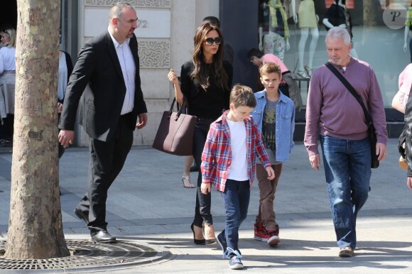 Victoria Beckham s'est rendue sur les Champs-Elysées, notamment chez Nike, en compagnie de ses enfants, Harper, Cruz, Romeo et Brooklyn, et de ses parents Anthony et Jacqueline Adams, à Paris, le 21 avril 2013.