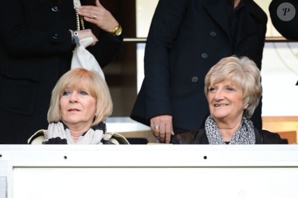 Jacqueline (mère de Victoria) et Sandra Beckham lors du match PSG-Nice (3-0) au Parc des Princes le 21 avril 2013.