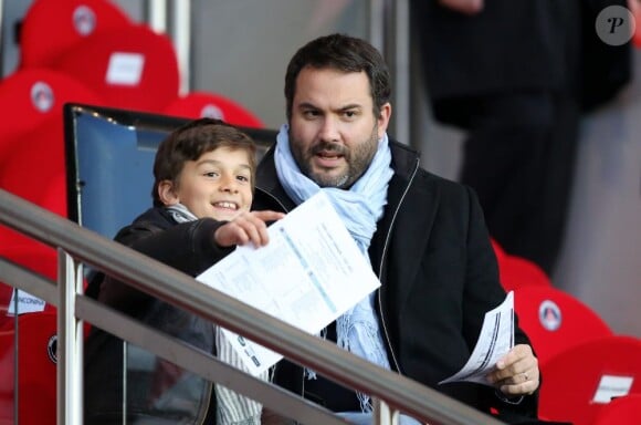 Bruce Toussaint et son fils Noé (8 ans) lors du match PSG-Nice (3-0) au Parc des Princes le 21 avril 2013.