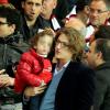 Jean Sarkozy avec son fils Solal (3 ans) et sa femme Jessica lors du match PSG-Nice au Parc des Princes à Paris le 21 avril 2013.