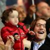Jean Sarkozy avec son fils Solal (3 ans) et sa femme Jessica lors du match PSG-Nice au Parc des Princes à Paris le 21 avril 2013.