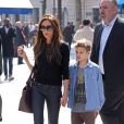 Victoria Beckham avec son fils Romeo sur les Champs-Elysées, le 21 avril 2013.