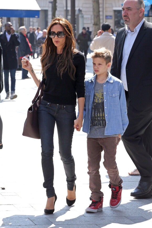 Victoria Beckham avec son fils Romeo sur les Champs-Elysées, le 21 avril 2013.