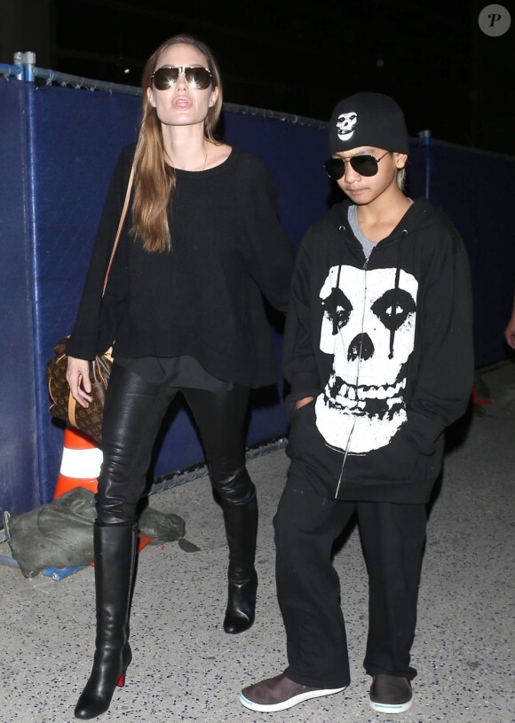 Angelina Jolie et son fils Maddox le 12 avril 2013 à l'aéroport de Los Angeles