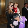 Angelina Jolie avec ses enfants à New York le 5 avril 2013, sortant d'un magasin de jouets.