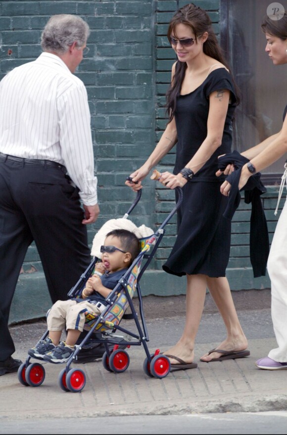 Angelina Jolie et son fils Maddow en 2003 à Montréal au Canada