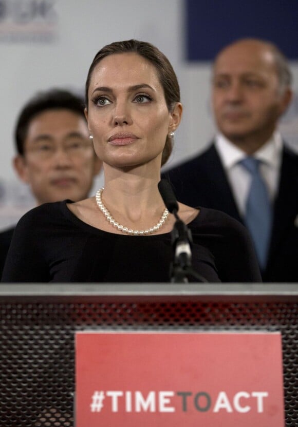 Angelina Jolie lors d'une conférence sur les violences faites aux femmes en temps de guerre, dans le cadre du G8 le 11 avril 2013 à Londres