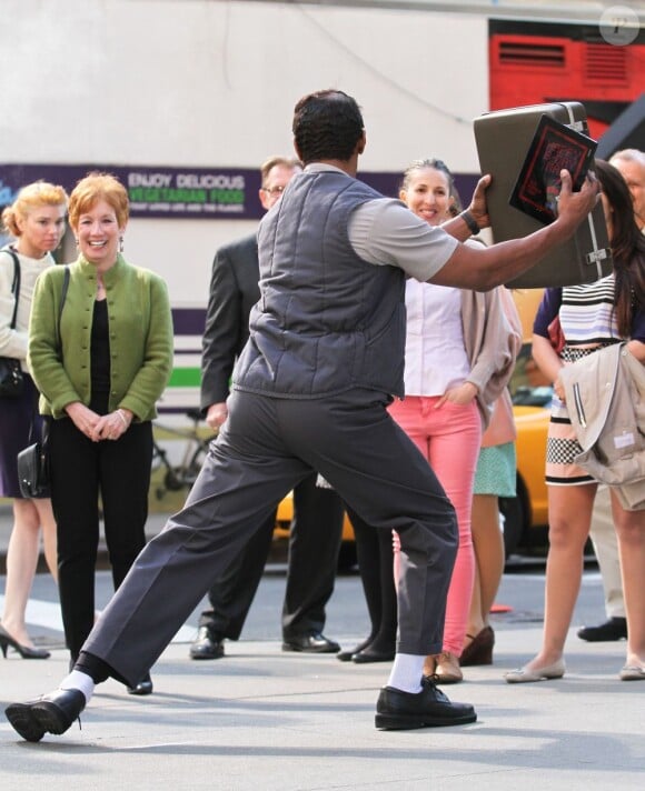 Jamie Foxx imite les pas de danse de Michael Jackson sur le tournage de The Amazing Spider-Man 2 à New York, le 21 avril 2013.
