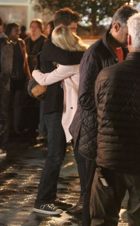 Andrew Garfield et Emma Stone se calinent sur le tournage de The Amazing Spider-Man 2 à New York, le 16 avril 2013.