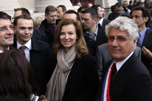 Valérie Trierweiler et les députés PS Olivier Dussopt et Philippe Martin fêtent l'adoption du projet de loi sur le mariage pour tous devant la mairie du 4e arrondissement de Paris, le 23 avril 2013.