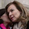 Anne Hidalgo et Valérie Trierweiler fêtent l'adoption du projet de loi sur le mariage pour tous devant la mairie du 4e arrondissement de Paris, le 23 avril 2013.