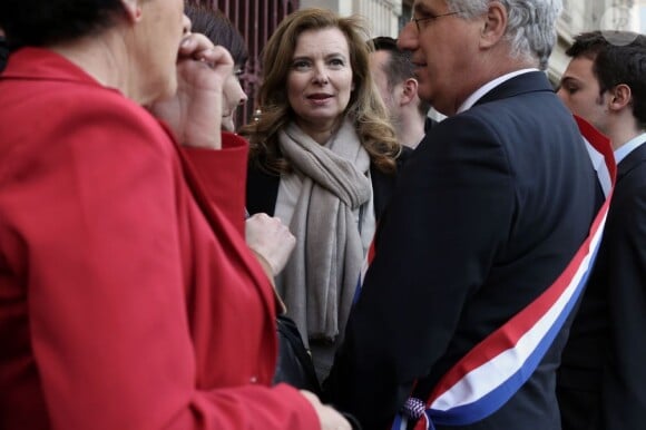 Valérie Trierweiler et Philippe Martin fêtent l'adoption du projet de loi sur le mariage pour tous devant la mairie du 4e arrondissement de Paris, le 23 avril 2013.