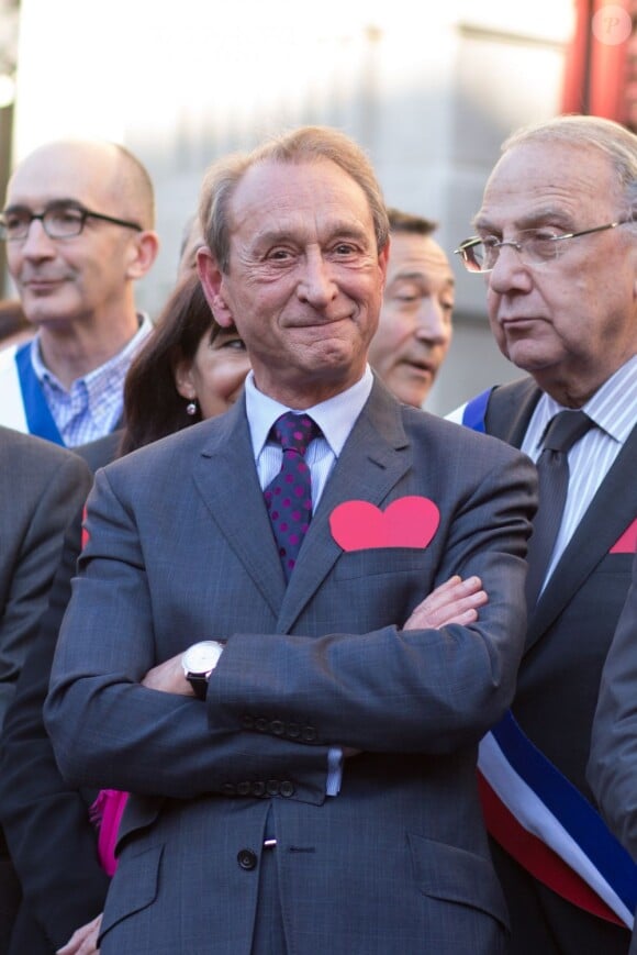 Bertrand Delanoë fête l'adoption du projet de loi sur le mariage pour tous devant la mairie du 4e arrondissement de Paris, le 23 avril 2013.