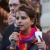Najat Vallaud-Belkacem fête l'adoption du projet de loi sur le mariage pour tous devant la mairie du 4e arrondissement de Paris, le 23 avril 2013.