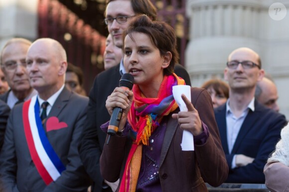 Najat Vallaud-Belkacem fête l'adoption du projet de loi sur le mariage pour tous devant la mairie du 4e arrondissement de Paris, le 23 avril 2013.