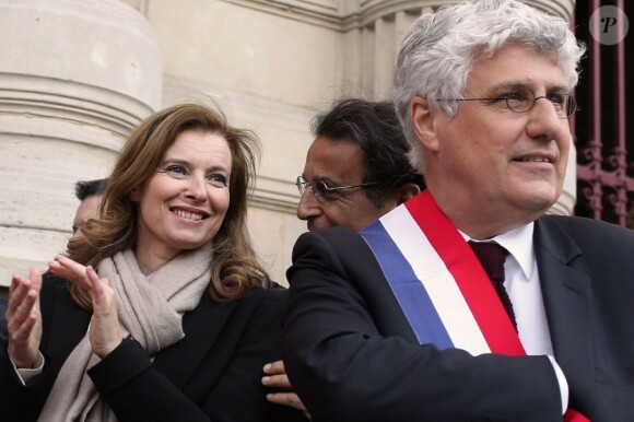 Valérie Trierweiler, Patrice Biancone et Philippe Martin fêtent l'adoption du projet de loi sur le mariage pour tous devant la mairie du 4e arrondissement de Paris, le 23 avril 2013.