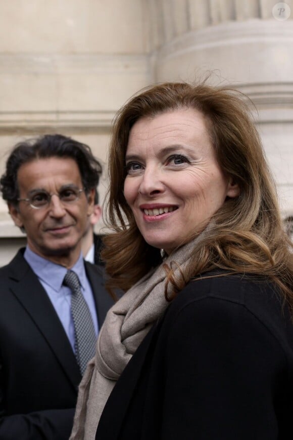 Valérie Trierweiler et Patrice Biancone fêtent l'adoption du projet de loi sur le mariage pour tous devant la mairie du 4e arrondissement de Paris, le 23 avril 2013.