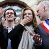 Valérie Trierweiler, Patrick Bloche, Nicolas Gougain et Christophe Girard fêtent l'adoption du projet de loi sur le mariage pour tous devant la mairie du 4e arrondissement de Paris, le 23 avril 2013.