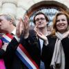 Valérie Trierweiler, Patrick Bloche, Anne Hidalgo et Nicolas Gougain fêtent l'adoption du projet de loi sur le mariage pour tous devant la mairie du 4e arrondissement de Paris, le 23 avril 2013.