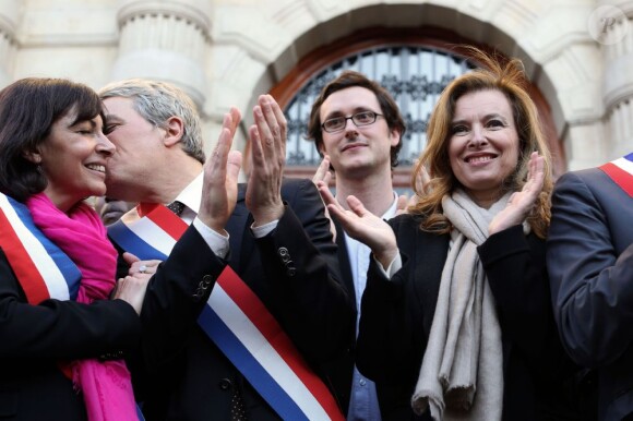Valérie Trierweiler, Patrick Bloche, Anne Hidalgo et Nicolas Gougain fêtent l'adoption du projet de loi sur le mariage pour tous devant la mairie du 4e arrondissement de Paris, le 23 avril 2013.