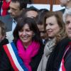 Anne Hidalgo et Valérie Trierweiler fêtent l'adoption du projet de loi sur le mariage pour tous devant la mairie du 4e arrondissement de Paris, le 23 avril 2013.