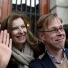 Valérie Trierweiler, Anne Hidalgo et le maire du 4e arrondissement Christophe Girard fêtent l'adoption du projet de loi sur le mariage pour tous devant la mairie du 4e arrondissement de Paris, le 23 avril 2013.
