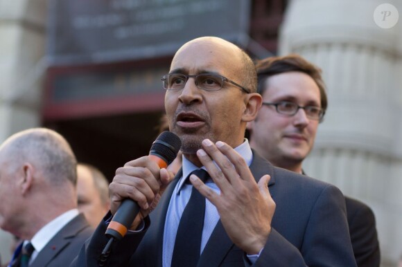 Harlem Desir fête l'adoption du projet de loi sur le mariage pour tous devant la mairie du 4e arrondissement de Paris, le 23 avril 2013.