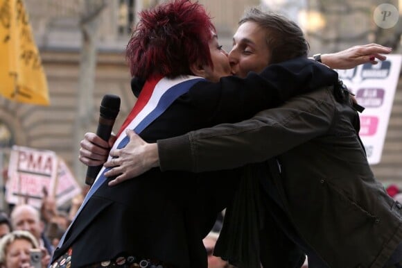 La sénatrice Esther Benbassa fête l'adoption du projet de loi sur le mariage pour tous devant la mairie du 4e arrondissement de Paris, le 23 avril 2013.