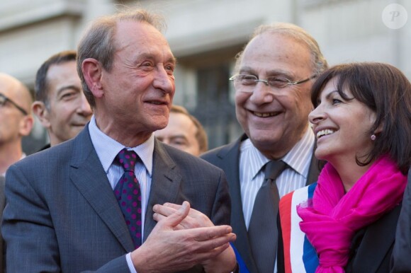 Bertrand Delanoë et Anne Hidalgo fêtent l'adoption du projet de loi sur le mariage pour tous devant la mairie du 4e arrondissement de Paris, le 23 avril 2013.