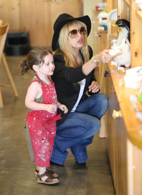 Rachel Zoe et son fils Skyler lors d'un cours de poterie à Los Angeles, le 23 avril 2013.