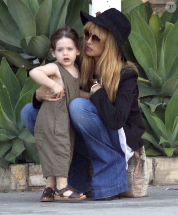 Rachel Zoe et son fils Skyler dans les rues de Los Angeles, le 23 avril 2013.