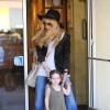 Rachel Zoe et son fils Skyler dans les rues de Los Angeles, le 23 avril 2013.