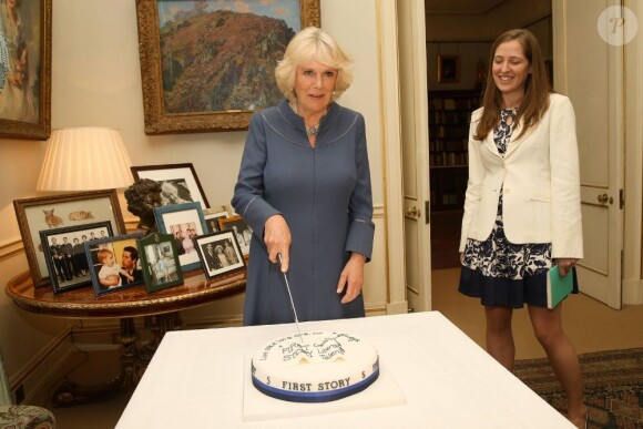 Camilla Parker Bowles, duchesse de Cornouailles célébrait les cinq ans de l'association First Story, accompagnée de la fondatrice Katie Waldegrave à Londres le 23 avril 2013