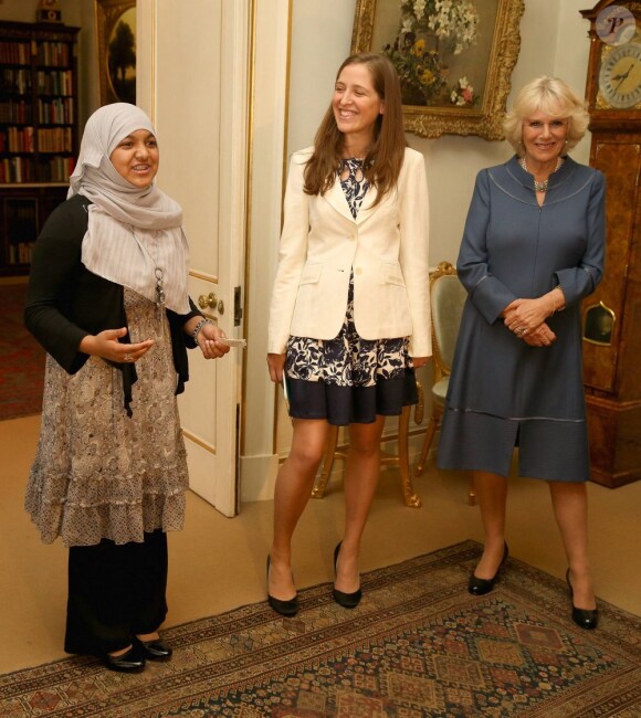 Camilla Parker Bowles, duchesse de Cornouailles célébrait les cinq ans de l'association First Story, accompagnée de la fondatrice Katie Waldegrave à Londres le 23 avril 2013 lors d'une cérémonie des plus calmes
