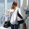 La pétillante Jessica Alba arrive les bras chargés à son bureau de Santa Monica le 23 avril 2013