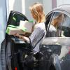 Jessica Alba arrive les bras chargés à son bureau de Santa Monica le 23 avril 2013