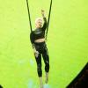 Pink joue les acrobates lors de son concert à l'O2 Arena de Londres, le 24 avril 2013.