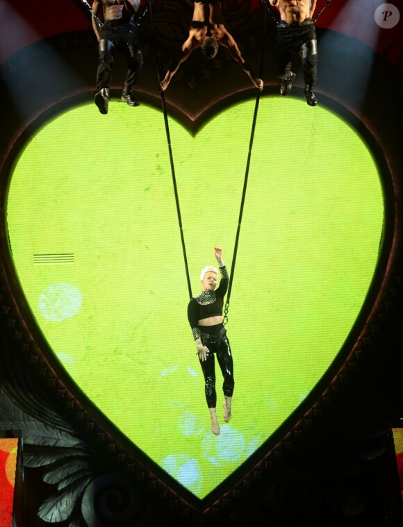 Pink joue les acrobates lors de son concert à l'O2 Arena de Londres, le 24 avril 2013.