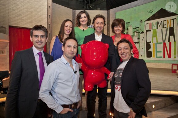 Stéphane Bern et toute l'équipe de son émission Comment ça va bien ? posent avec la mascotte Gustave pour soutenir le centre Gustave Roussy à l'occasion de sa campagne nationale contre les cancers de l'enfant, avril 2013.