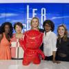 Laurence Ferrari et ses chroniqueuses Roselyne Bachelot, Audrey Pulvar, Hapsatou Sy et Élisabeth Bost, posent avec la mascotte Gustave pour soutenir le centre Gustave Roussy à l'occasion de sa campagne nationale contre les cancers de l'enfant, avril 2013.