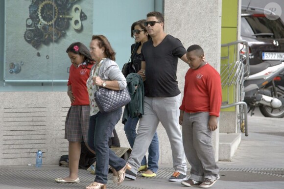 Ronaldo et sa mystérieuse brune entourés d'enfants dans les rues de Madrid le 24 avril 2013