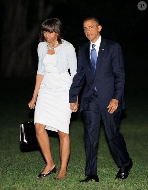 Barack Obama et son épouse Michelle Obama rentrent à Washington après avoir assisté à l'inauguration du George W. Bush Presidential Library à Dallas au Texas, le 25 avril 2013.