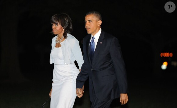 La président Barack Obama et sa femme Michelle Obama rentrent à Washington après avoir assisté à l'inauguration du George W. Bush Presidential Library à Dallas au Texas, le 25 avril 2013.