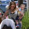 Hilary Duff et son fils Luca se promènent à Beverly Hills, le 18 avril 2013.
