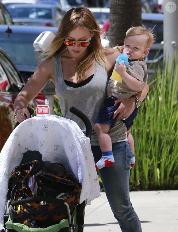 Hilary Duff et son fils Luca se promènent à Beverly Hills, le 18 avril 2013.