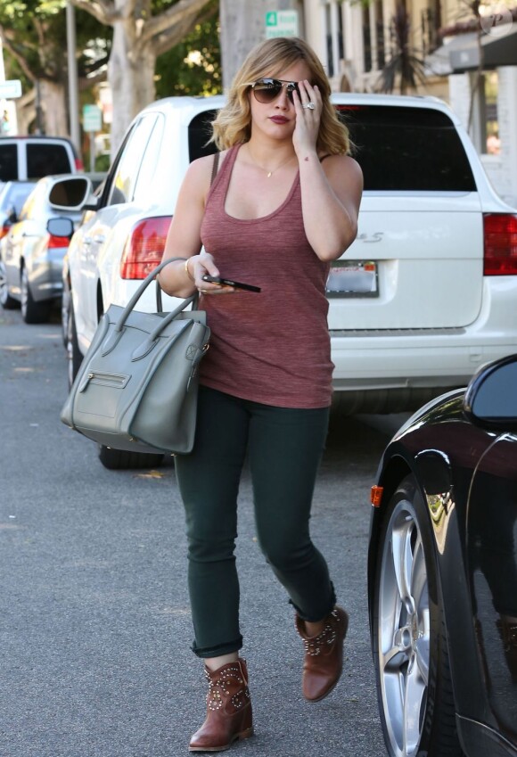 Hilary Duff sort d'un salon de coiffure à Beverly Hills, le 19 avril 2013.