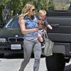 Hilary Duff et son fils Luca se rendent à une fête chez les Osbournes à Beverly Hills, le 20 avril 2013.