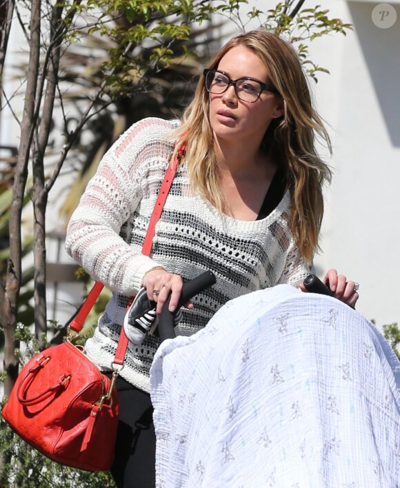 Hilary Duff et son fils, Lucas, à Beverly Hills, le 21 avril 2013.