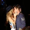 Zac Efron tendrement embrassé par Halston Sage sur le tournage du film Townies à Los Angeles, le 26 avril 2013.