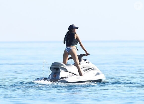 Kendall Jenner fait du jet-ski en pleine Méditérannée au cours de vacances en Grèce, le 27 avril 2013.